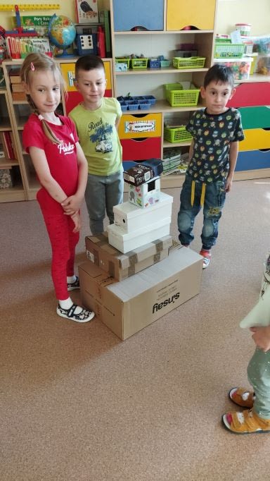 Dzieci z grupy III G z wieżą z pudełek.
