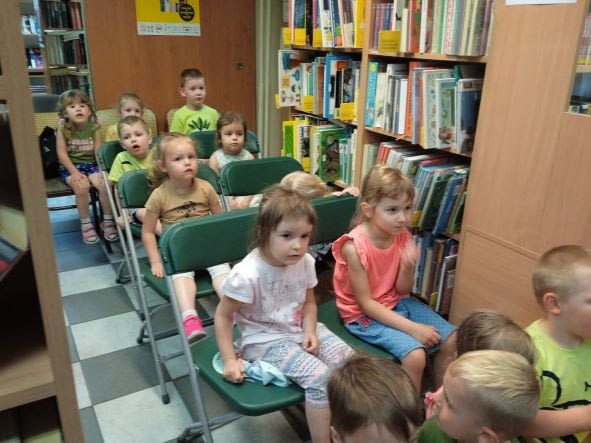 Dzieci poznają zasady korzystania z biblioteki.
