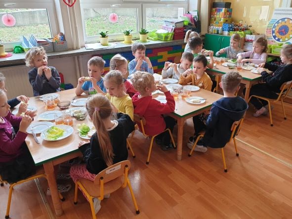 Dzieci spożywają samodzielnie przygotowane drugie śniadanie.