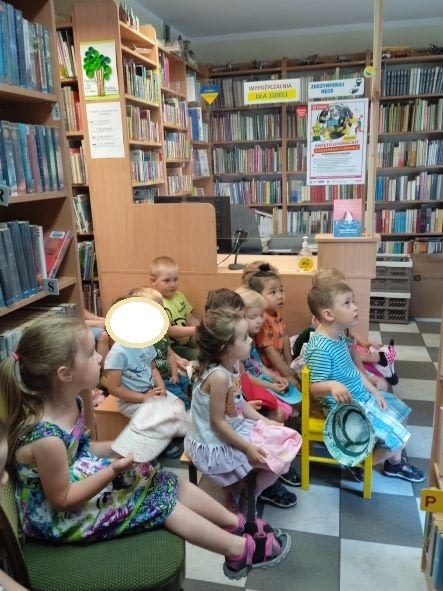 Dzieci poznają zasady korzystania z książek.