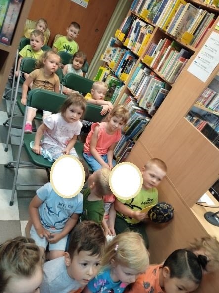 Dzieci uczestniczą w zajęciach bibliotecznych.