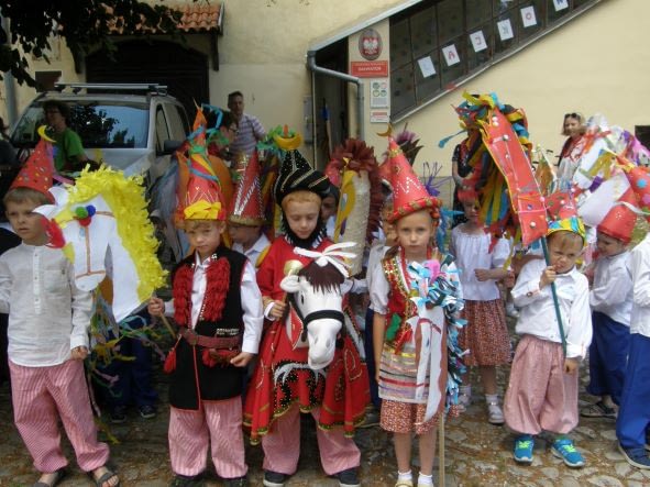 Dzieci czekają na Lajkonika.